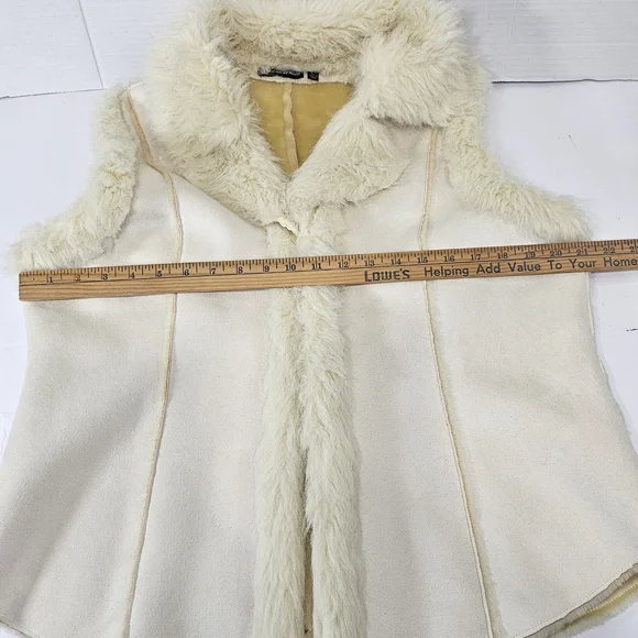 Essentials by Milano Ivory Faux Fur Vest - Picture 11 of 13